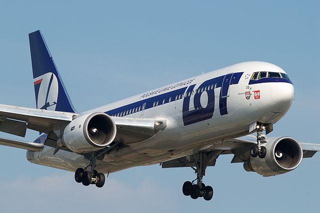 LOT Polish Airlines signs multi-year deal with Amadeus