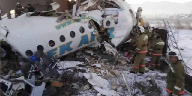 Kazakistan'da uçak kazası .En az 14 ölü