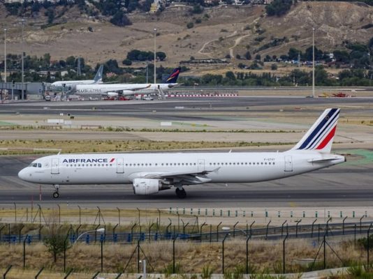 Grevlere rağmen Air France Pazartesi -Salı tüm uçuşlarını yapacak.