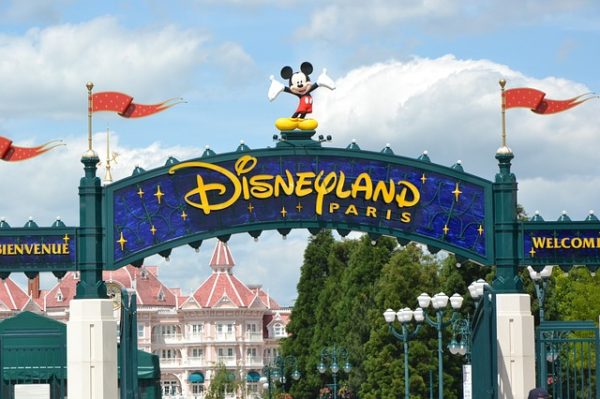Disneyland'lar, koronavirüs nedeniyle bir süreliğine kapanıyor.