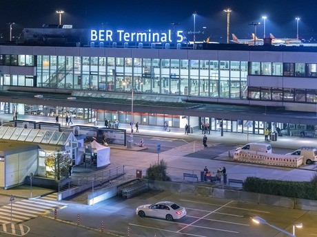 Berlin’in yeni havalimanı iflastan kurtulmak için mali yardım bekliyor