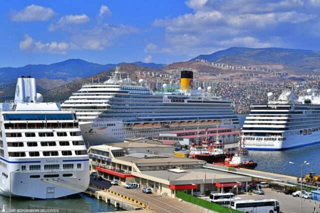 İzmir'e Aynı Günde 3 Cruise Gemisi İle 2.500 Turist Geldi