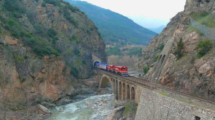 Turistik Karaelmas Treni Sonbahar Manzaraları İçin Raylara Çıkıyor