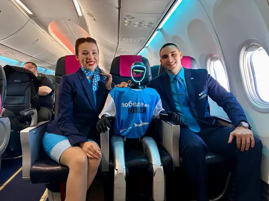 Havayolu Tarihinin İlk Robot Kabin Memuru Yolcularla Buluştu